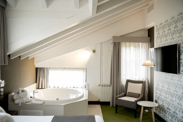 جناح جونيور بسرير كوين مع أريكة بحوض جاكوزي، Costa Esmeralda Suites 5/5