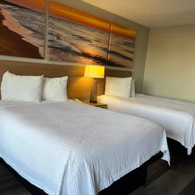 غرفة قياسية بسريرين مزدوجين، Days Inn & Suites By Wyndham Dayton North 2/5