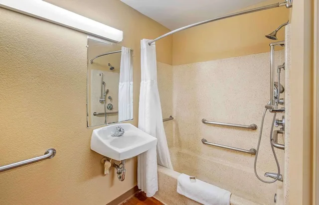 غرفة بسرير كوين لغير المدخنين بمطبخ، Studio 6 Suites Sacramento Northgate CA 6/7