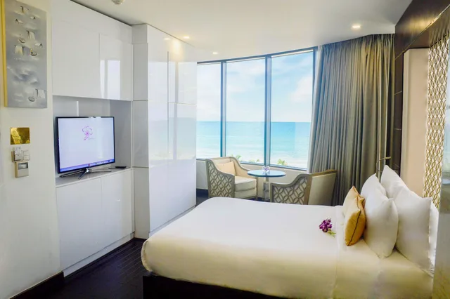 Premier, Suite, Double Bed, Ocean View, Holiday Beach Hotel Danang 2/8