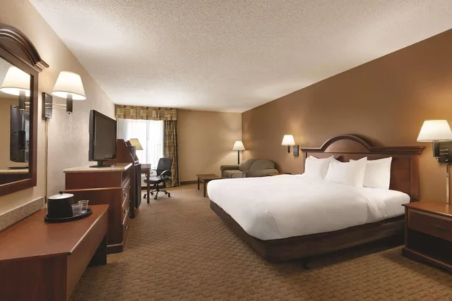 Room, King Bed, Sofa, Comfort Inn & Suites Portland Corpus Christi 3/7