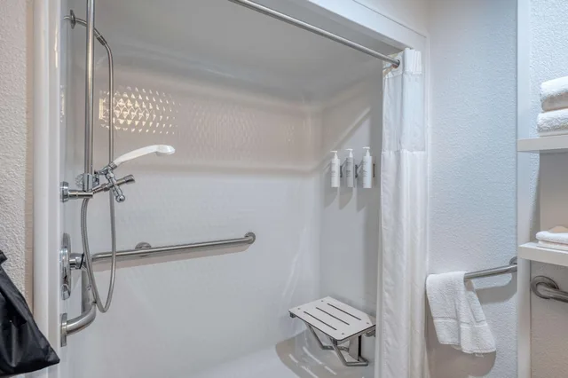 غرفة بسرير كينج لذوي الإعاقة، Hampton Inn Washington Court House 3/3