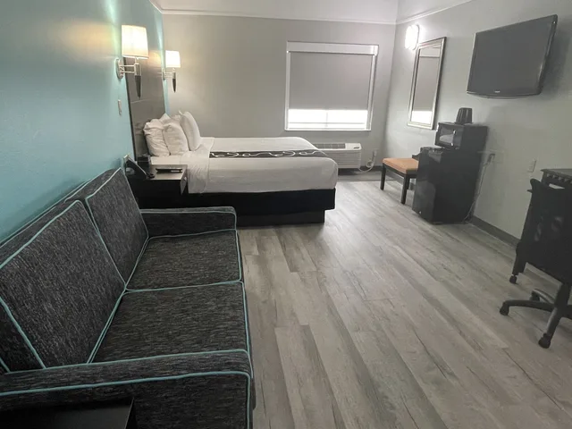 غرفة سوبيريور بسرير كينج، La Quinta Inn Suites Raymondville 8/9