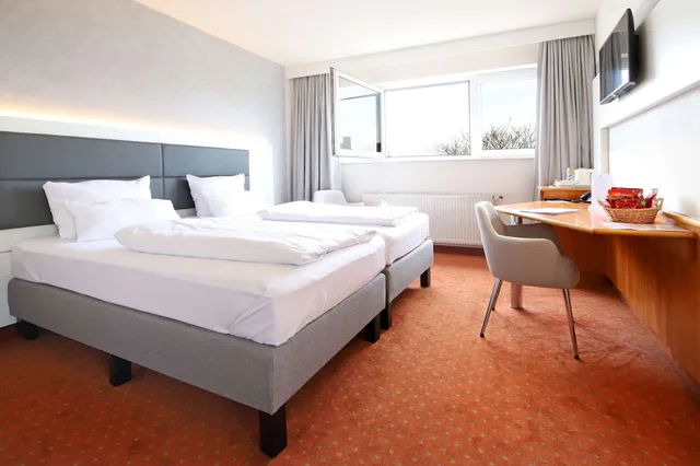 غرفة قياسية بسريرين منفصلين، Tulip Inn Frankfurt Airport 1/8
