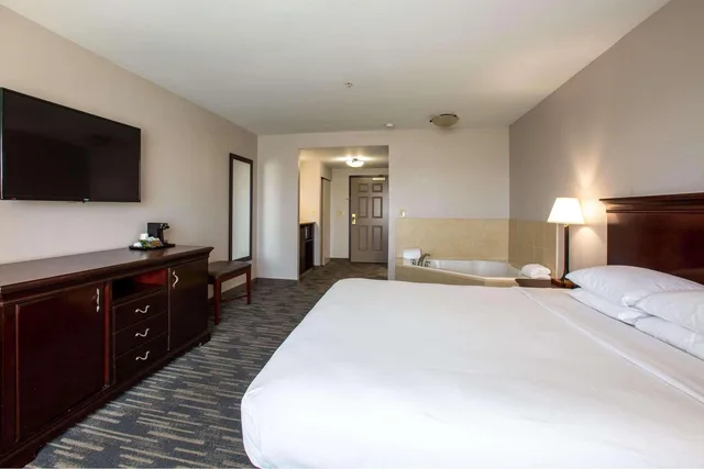 Suite, King Bed, Country Inn And Suites By Radisson Tucson City Center Az 1/7