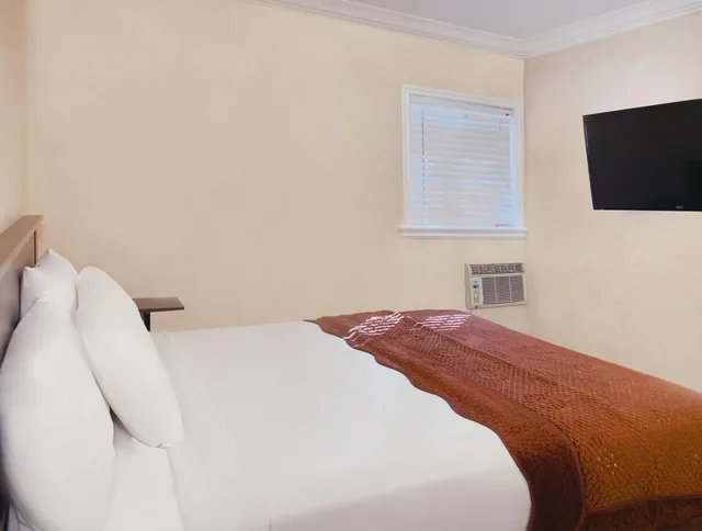 جناح متصل بسريرين كوين مع أريكة، Nite Inn 5/7