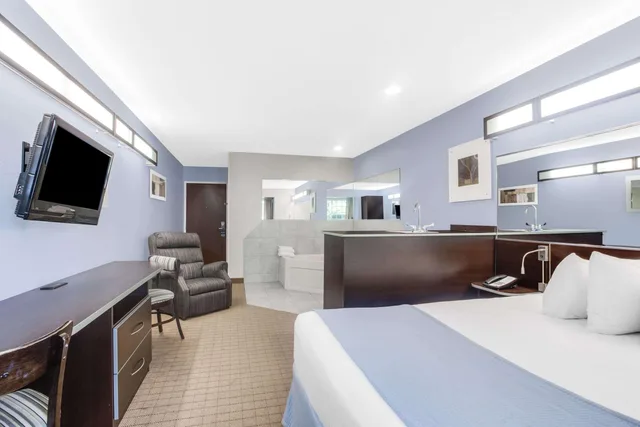Deluxe, Studio, Queen Bed, Microtel Inn & Suites by Wyndham Bath 1/1