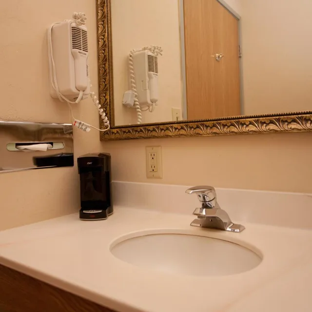 1 Bedroom, Suite, Queen Bed, Super 8 by Wyndham Woodburn 7/8