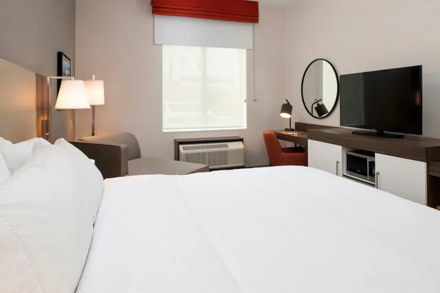 غرفة بسرير كينج، Hampton Inn & Suites Buena Park 1/6