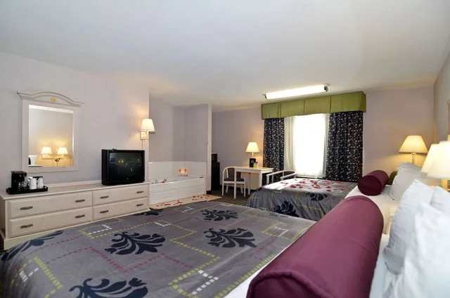 Suite, 2 Queen Beds, Jetted Tub, Best Western Borger Inn 2/10