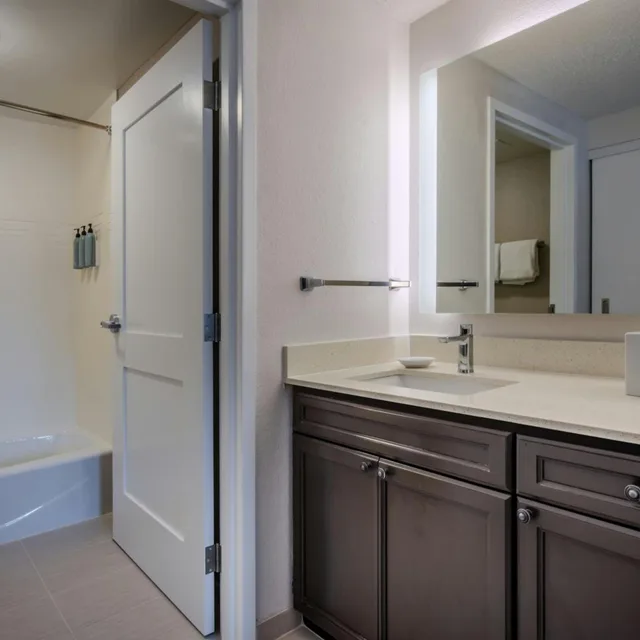 2 Bedrooms, Space, Suite, 2 Queen Beds, Sofa, Living Area, Kitchen، Residence Inn By Marriott Chesapeake Greenbrier 10/10