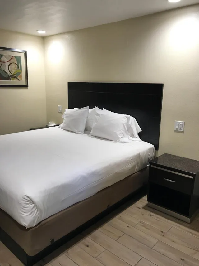 غرفة بسرير كينج، Colton Inn 1/4