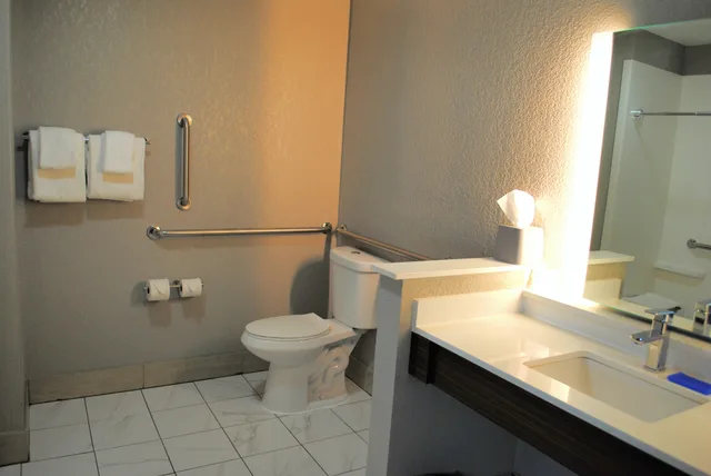 غرفة بسرير كينج لذوي الإعاقة، Holiday Inn Express Suites Columbia City 2/2