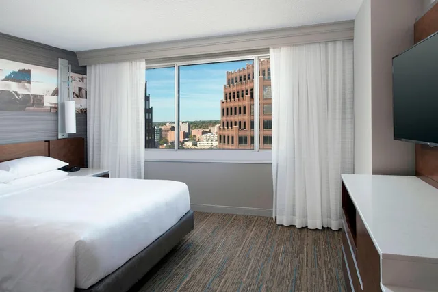 غرفة بسرير كوين لذوي الإعاقة، Kansas City Marriott Country Club Plaza 3/5