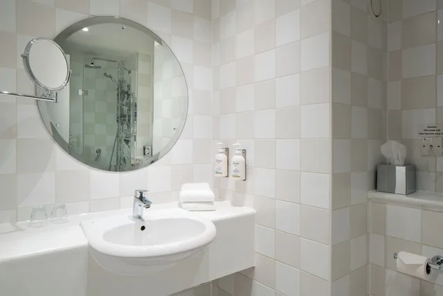 غرفة قياسية بسرير مزدوج مع أريكة، HOLIDAY INN LONDON HEATHROW M4J4 10/10