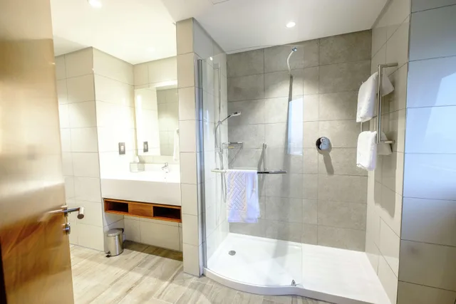 غرفة متصلة بسرير كينج وسريرين منفصلين، Hilton Garden Inn Mbabane Swaziland 8/10