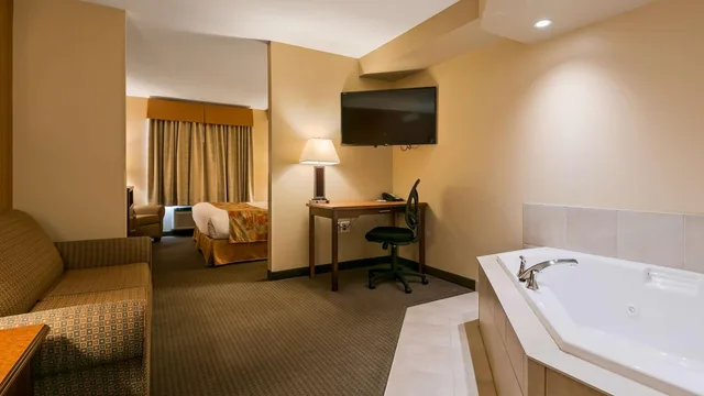 جناح بسرير كينج بجاكوزي، Best Western Plus Service Inn and Suites 8/10