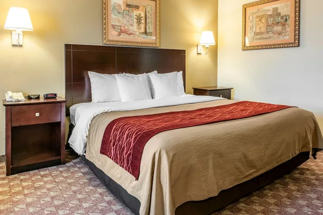 غرفة قياسية بسرير كينج، Quality Inn Defiance 1/4