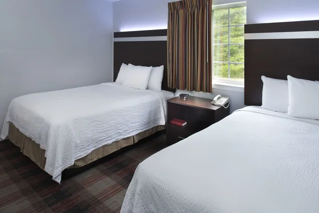 جناح بسريرين كوين مع أريكة، Luxbury Inn & Suites 2/4