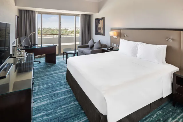 غرفة سوبيريور بسريرين منفصلين بشرفة، Radisson Blu Hotel & Resort Al Ain 2/8