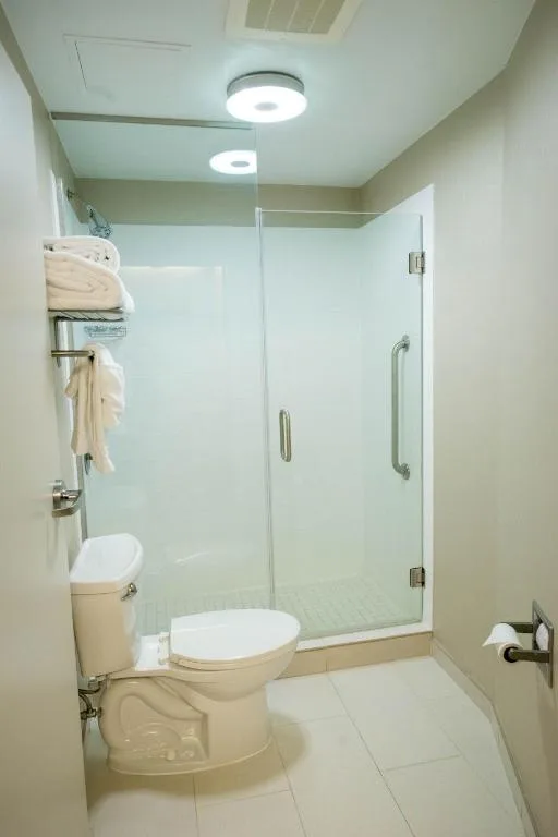 جناح بسرير كينج مع سرير سحّاب إضافي مع أريكة لذوي الإعاقة، Springhill Suites Winston Salem Hanes Mall 3/5