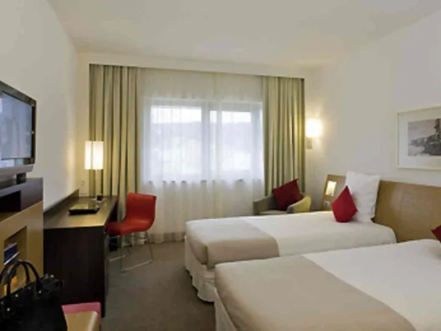 غرفة سوبيريور بسريرين منفصلين وسرير كوين، NOVOTEL LONDON GREENWICH 2/4
