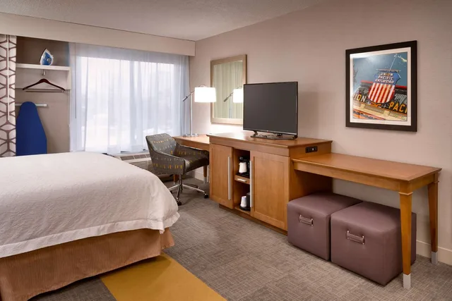 غرفة بسرير كينج مع أريكة، Hampton Inn Salt Lake City-Downtown 3/4