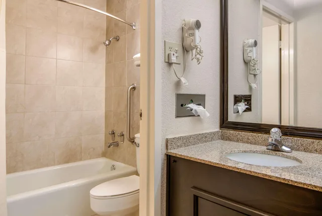 غرفة بسرير كينج للمدخنين، Quality Inn Suwanee I-85 3/3