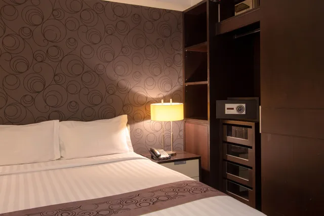 Superior, 1 Queen and 1 Single Bed, Lily Hotel Bangkok 3/6