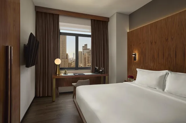 Room, King Bed, Empire Building View، Grayson Hotel in the Unbound Collection by Hyatt 1/6