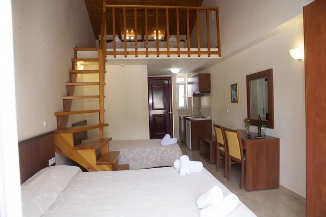 Duplex, 1 Double and 3 Single Beds، Summertime Inn 1/2