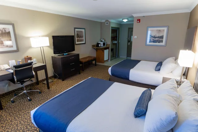 Hai, 2 Queen Beds، Best Western Plus Fernie Mountain Lodge 3/6