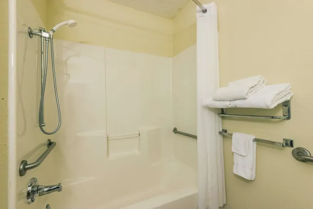 غرفة قياسية بسرير كوين، Microtel Inn Suites By Wyndham Auburn 4/4