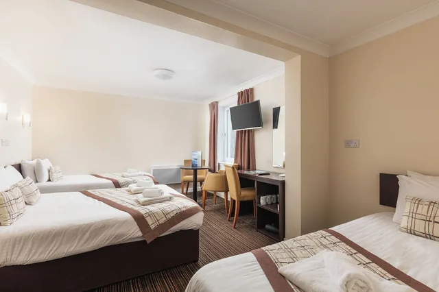 غرفة عائلية بسرير مزدوج وسريرين منفصلين، Dunollie Hotel 1/6