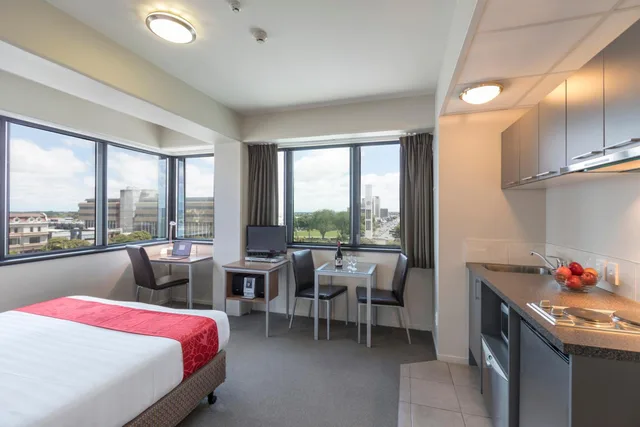 استوديو تنفيذي، Quality Suites Central Square 3/8