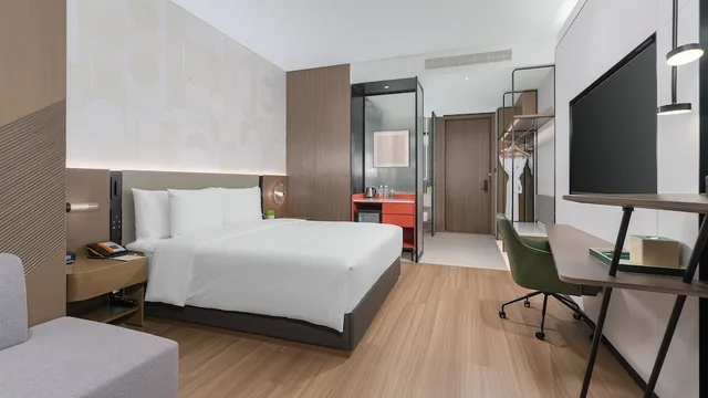 غرفة بريميوم بسرير كينج، EVEN Hotel Wuhan Airport Zone by IHG 1/3