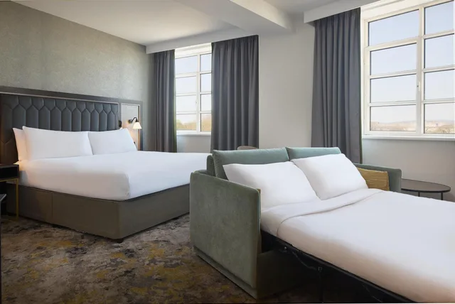 Junior Suite, King Bed, Sofa, Hilton Cardiff Hotel 2/4