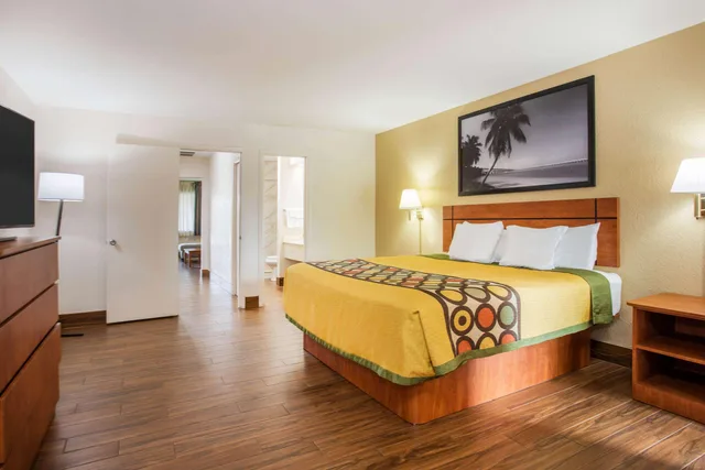 جناح بسرير كينج بغرفة نوم واحدة، Super 8 By Wyndham North Palm Beach 2/3