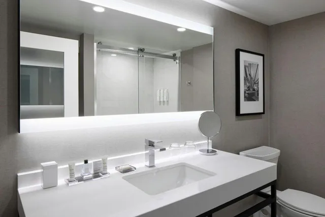 غرفة كلوب كبيرة بسرير كينج مع أريكة مع دخول صالة النادي، Toronto Airport Marriott 5/6