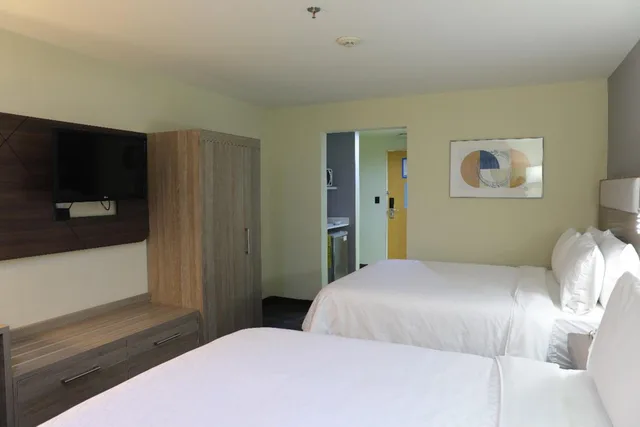 غرفة بسرير كينج في الطابق الأرضي، Holiday Inn Express Piedras Negras 3/10