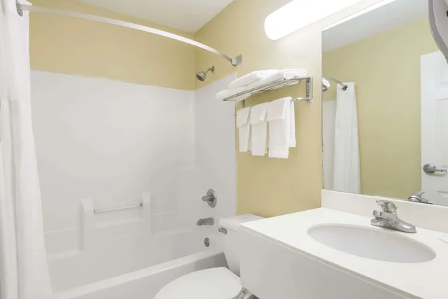 غرفة بسرير كوين، Super 8 By Wyndham Indianapolis/Ne/Castleton Area 4/4