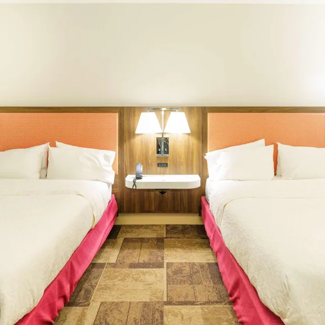 غرفة بسرير كينج وسريرين كوين، Hampton Inn Garden City, KS 1/10