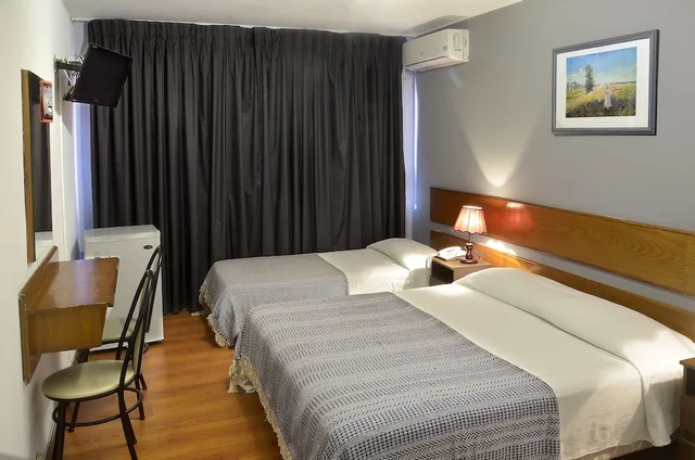 غرفة ثلاثية، Hispano Hotel 1/10