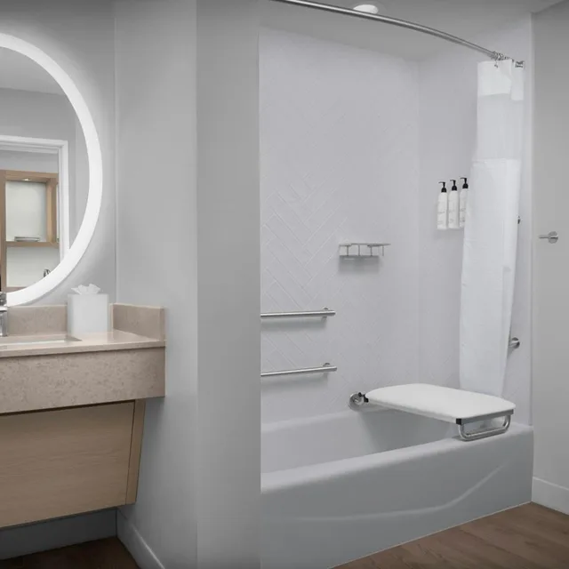 جناح بسرير كوين بغرفة نوم واحدة مع أريكة، TownePlace Suites by Marriott Fort Myers Gulf Coast 5/6
