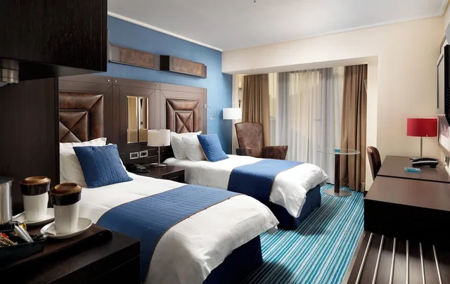 غرفة بريميوم بسريرين مزدوجين مع دخول صالة النادي، Crowne Plaza Athens City Centre 7/10