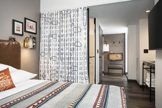 غرفة بسرير مزدوج بإطلالة، Moxy Louisville Downtown 3/6