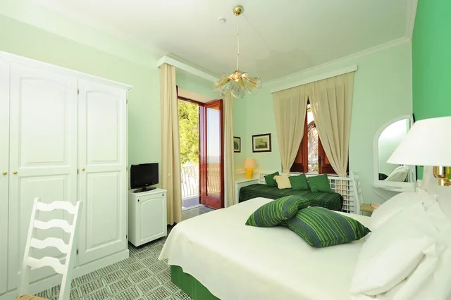 غرفة بسرير مزدوج أو سريرين منفصلين بإطلالة جزئية على البحر، Hotel La Bussola 4/10