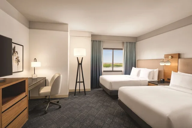غرفة بسريرين كوين بإطلالة على المسبح، Doubletree By Hilton Tampa Rocky Point Waterfront 4/9