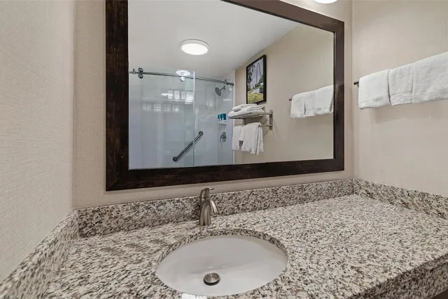 جناح بسرير كينج بغرفتين مع أريكة، Drury Inn and Suites Creve Coeur St Louis 2/2