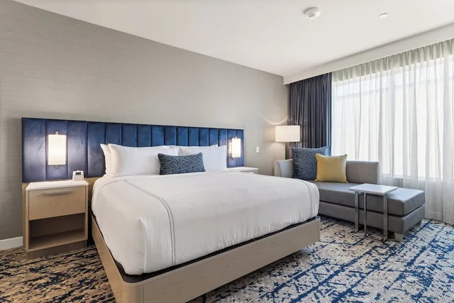 غرفة قياسية بسرير كينج مع أريكة لذوي الإعاقة، EVEN Hotel Austin Uptown near the Domain, an IHG Hotel 1/1
